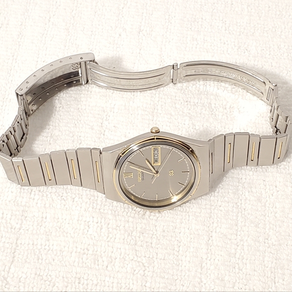 Vintage Seiko SQ Men's Stainless Steel Silver Dial Watch Day Date Five Jewels - Picture 4 of 11